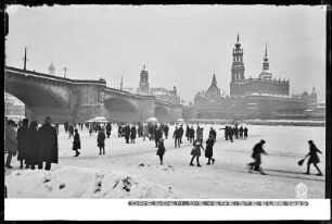 Dresden, die vereiste Elbe 1929, an der Augustusbrücke, Blick zur Katholischen Hofkirche