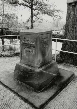 Gedenkstein für Johann Gottlieb Hänisch, Gründer der Bertsdorfer Bleiche 1773