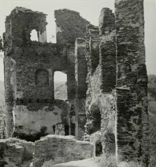 Beilstein, Kreis Cochem-Zell, Ruine des Palas der Burg Metternich
