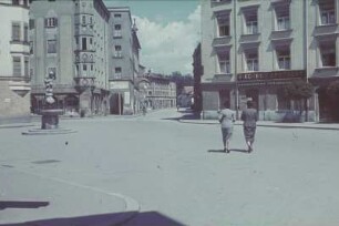Rosenheim, Ludwigsplatz. Ansicht mit Stockbrunnen und Riederscher Apotheke (Nr. 21)