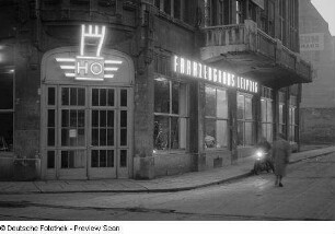 Außenansicht des HO-Fahrzeughauses Leipzig bei Nacht