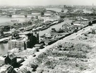 Hamburg-Rothenburgsort. Blick vom Wasserturm über den Billwerder Neuen Deich auf Rothenburgsort, im Hintergrund die Norderelbe mit der Neuen Elbbrücke, Eisenbahnelbbrücke und der Freihafenelbbrücke, sowie das Hafenbecken Haken mit der Straße Am Haken und dahinter der zerstörte Entenwerder Zollhafen