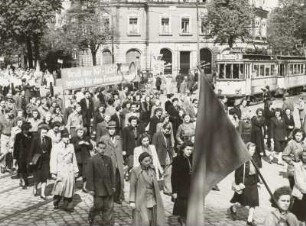 Dresden. Maidemonstration 1951 : Demonstrationszug vom Wasaplatz zum Straßburger Platz (Fucikplatz) in Dresden mit Transparent "Gruß der KP-USA, die heroisch für den Frieden kämpft"