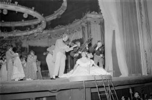 Szenenbilder aus der Operette "Wiener Blut" von Johann Strauß an der Städtischen Oper (heute Deutsche Oper) Berlin : Szenenbild