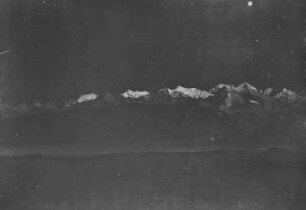 Gebirgszug : Blick über einen Hügel auf einen schneebedeckten Gebirgszug im Tian Shan Hochgebirge