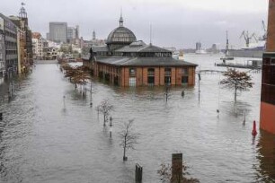 Der erste Herbststurm, Hochwasser in Hamburg am Fischmarkt. 09.11.2007