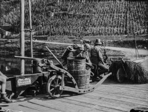 Weinbauern : Weinbauern auf einer Fähre über die Mosel