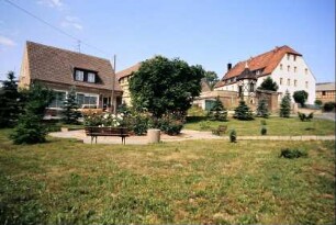 Dorfplatz mit Grünanlage, Verkaufsstelle, Gutshaus