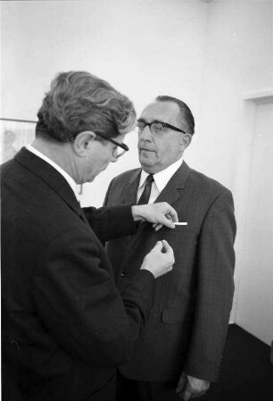 Verleihung der Bundesverdienstmedaille an Willy Hoffmann durch Bürgermeister Kurt Hofheinz für 45-jährige ununterbrochene Tätigkeit bei der Firma Wolff & Sohn Karlsruhe