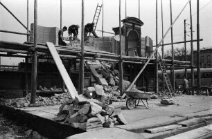 Abbruch des Malschbrunnens anläßlich der Umgestaltung des Ettlinger-Tor-Platzes.