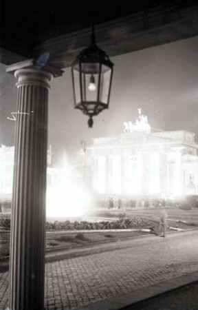 Berlin: Brandenburger Tor angestrahlt (vom Portal der französichen Botschaft)