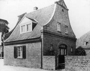 Köln, Arbeiterwohnhaus in Köln-Deutz, Niederrheinisches Dorf, Fritz Becker