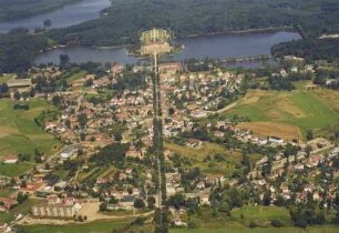 Blick über die Schloßallee zum Schloßteich mit Schloß Moritzburg