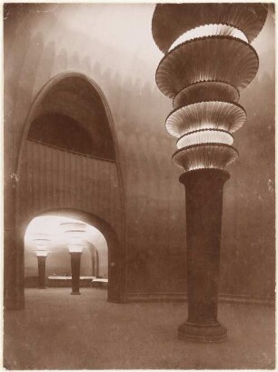 Großes Schauspielhaus (auch: Theater des Volkes, Friedrichstadtpalast), Berlin: Lichtsäulen im Foyer