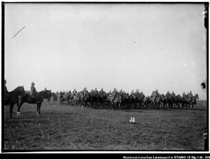 Besichtigung des Feld-Artillerie-Regiments Nr. 46 im Gelände Enthält: Platte 30, Soldaten und mit Pferden bespannte Geschützlafetten paradieren vor berittenen Offizieren
