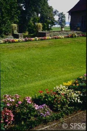 Potsdam, Neuer Garten, Schloss Cecilienhof, Sommerbepflanzung der Hotelterrasse.