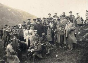 Norwegen. Großes Gruppenbild mit Touristen der Hapag und Mitgliedern einer Samenfamilie bei Tromsø