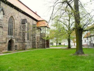 Stadtkirche-Kirchhof im Süden mit Langhaus (gotisch erneuert) über Traufseite nach Osten