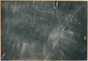 Foto eines getarnten Geschützstandes aus 2.000 m Höhe (Luftbild)