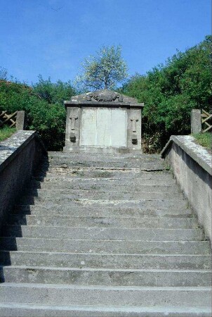 steiler Treppenaufgang zum Kriegerdenkmal