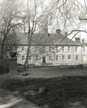 Golßen. Schloss (1720, ab 1788 Anbauten). Teilansicht der Hauptfront mit Grabmal der Gräfin Fontana