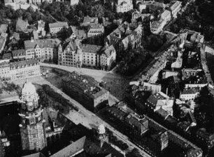 Szene aus dem Dokumentarfilm "Flugbetrieb auf dem Flugplatz Dresden-Kaditz": Altstadt, im Vordergrund der Turm des Rathauses