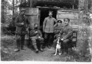 Georg Körbes mit Soldaten vor einem Unterstand
