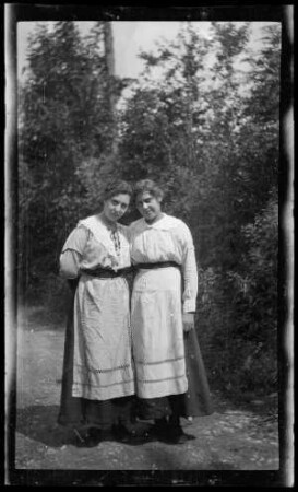 Zwei Frauen mit Schürzen