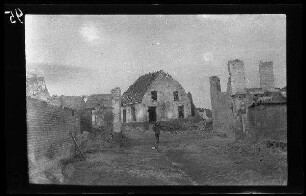 Bei Messines (=Mesen, Belgien), Wytsetate (=Wijtschate, Belgien),. Houthem (Belgien), Warneton (Dep. Nord, Frankreich) oder Loos (Dep. Nord, Frankreich): Straße mit Hausruinen