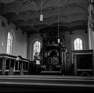 Schlosskirche: Innenaufnahme: Blick auf Kanzelaltar, Herrschafts- und Pastorengestühl, Taufengel