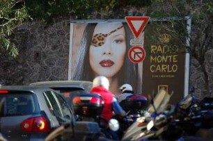 Monte Carlo - Verkehrsstau : Verkehrsstau im Zentrum von Monte Carlo vor Plakat von Radio Monte Carlo. 2006