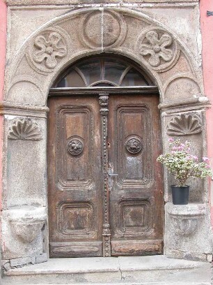 Cesky Krumlov - Verwitterter Sandstein Torbogen : Die Altstadt von Cesky Krumlov, aufgenommen 2005