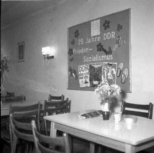Roßwein, Dresdner Straße 35/Querstraße 6. VEB Filzschuhfabrik (ehemals PGH Morgenrot). Pausenraum (Teilansicht). Ansicht mit Wandzeitung zum Thema "25 Jahre DDR - Frieden [und] Sozialismus"