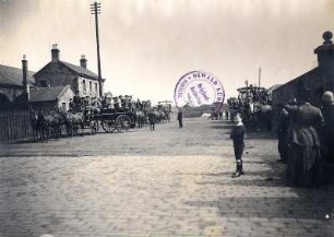 Edinburgh, Schottland. Straßenbild mit Touristen der Hapag vor und auf vierspännigen Kutschen an einem Güterbahnhof (wohl in Hafennähe) vor einer Wagenfahrt durch die Stadt
