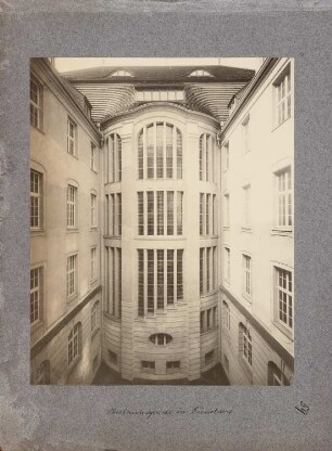 Oberlandesgericht, Düsseldorf: Hofansicht mit Blick auf das Treppenhaus