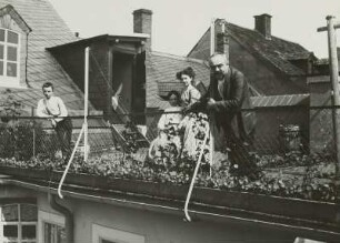 Wilhelm und Rudolf Kroll, Anna Kroll, geb. Finsterbusch : Ehepaar Anna und Wilhelm Kroll mit den KIndern Rudolf und Margarethe auf dem Dachgarten des Wohnhauses