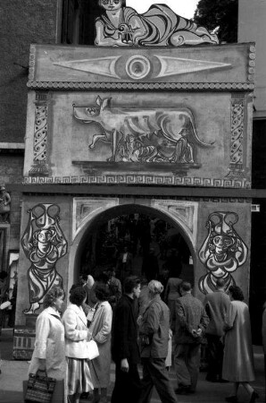 Basel (Schweiz): Barfüsserplatz; Römischer Triumpfbogen am Münsterberg