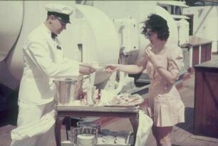 Steward mit Servierwagen auf dem Oberdeck eines Passagierschiffes