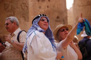 Luxor - Menschen im Säulensaal von Karnak : Touristen im Säulensaal des Amun-Tempels von Karnak, Luxor, aufgenommen 2006