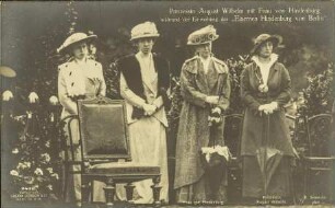 Prinzessin August Wilhelm mit Frau von Hindenburg [...]