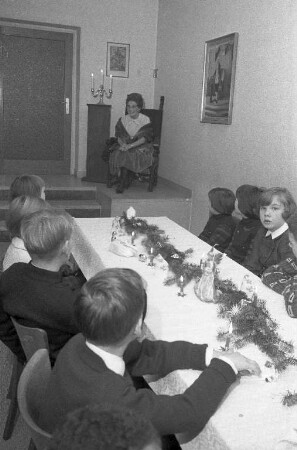 Vorweihnachtliche Feier der Freimaurerloge "Leopold zur Treue" für Kinder des städtischen Kinder- und Säuglingsheims.