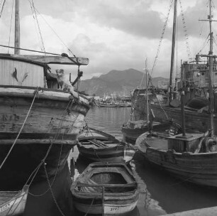 Palermo, La Cala. Blick über den ältesten Teil des Hafens mit Fischerbooten zum Monte Pellegrino