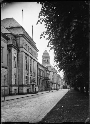 Dortmund. Straßenansicht mit historischen Gebäuden, Turm und Parkanlage