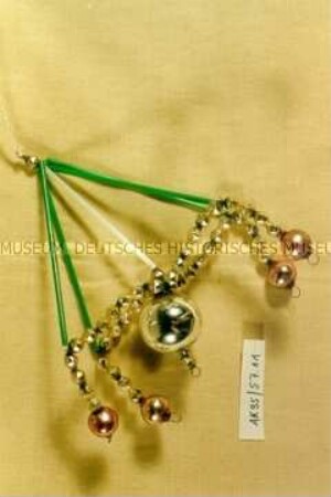 Gablonzer Christbaumschmuck - Phantasie: Dreieck mit Perlenkette und Kugeln