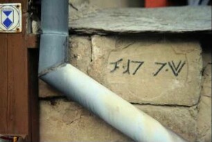 Detail voriges Bild: Inschrift mit Jahreszahl 1775?; Denkmalschutzschild
