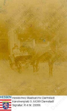Nordeck zur Rabenau, Auguste (Gusta) Freiin v. geb. Freiin v. Riese-Stallburg (1854-1919) / Porträt mit ihren Kindern Marietta (Mädi) (1886-1960) und Karl-Alexander (Karli) (1889-1915) in Pferdekutsche sitzend und diese lenkend / Gruppenaufnahme
