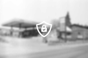 Sandesneben (Kreis Herzogtum Lauenburg): Tankstelle Esso-Station Osterhoff: von rechts Hauptstraße, nach links hinten Abzweig Blumenstraße: Gesamtansicht: auf Treppe Frau: 14. [Name maskiert]