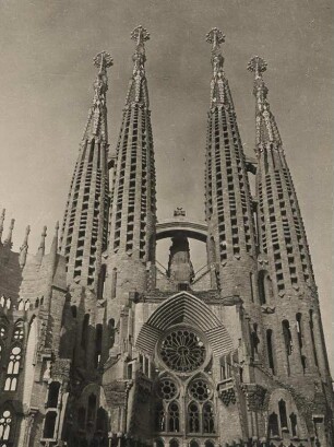 Barcelona. Spanien. Vier Türme und Portal der römisch-katholischen Basilika Sagrada Família.(Passionsfassade) Architekt Antoni Gaudi. Bis heute unfertig.