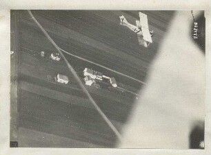 Doppeldecker im Flug von schräg oben (300 m)