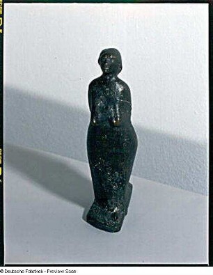 Stehende mit Gewand